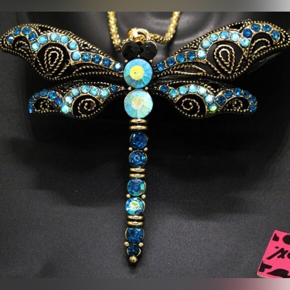 🩵 Betsey Johnson stunning, sparkling dragonfly necklace 🩵 - Picture 1 of 3